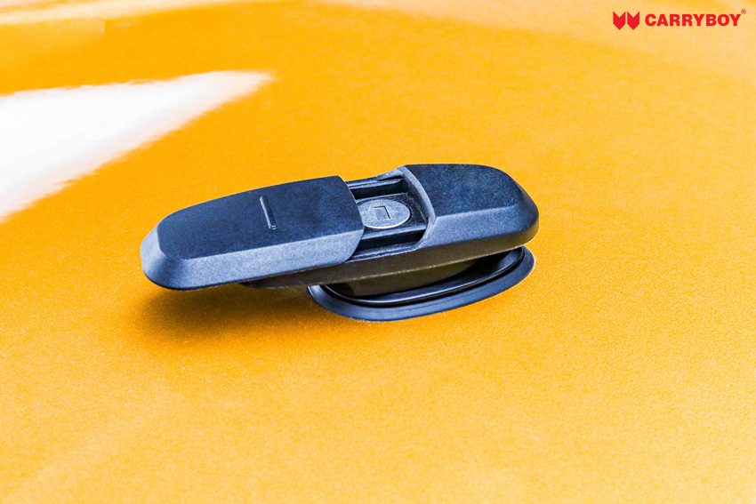 Close-up of the Sport Lid SV integrated lock and handle